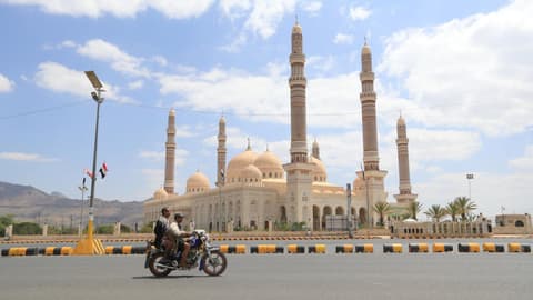 "معركة كسر العظام"... لماذا شنت القوات الحكومية اليمنية "هجوما استراتيجيا" على الحوثيين في صنعاء؟