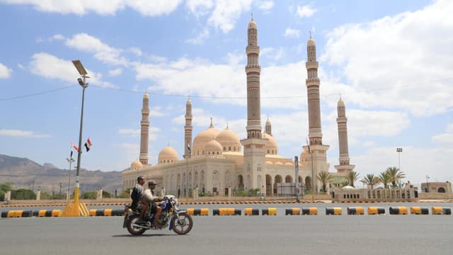 "معركة كسر العظام"... لماذا شنت القوات الحكومية اليمنية "هجوما استراتيجيا" على الحوثيين في صنعاء؟
