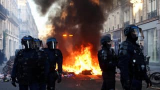 فرنسا: وزير الداخلية يعلن تعبئة 70 ألف شرطي وممثلو الطلبة يدعون إلى مواصلة الاحتجاجات