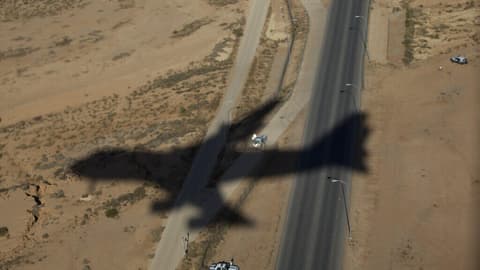 السعودية تعلق العمل في مطار الرياض بعد تعرضه لهجوم وترامب سيتخذ قرارا حول ضرب الحوثيين
