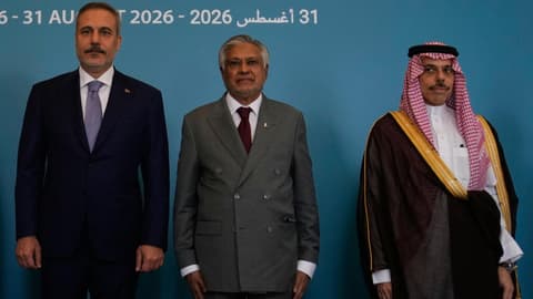 Live: Saudi Arabia, Turkey, Pakistan to hold urgent meeting over Houthi attacks