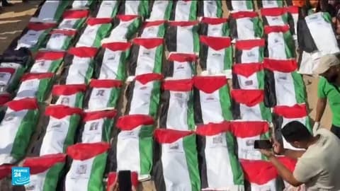 غزة تشيع أكثر من 100 فلسطيني تم انتشال جثثهم من تحت الأنقاض