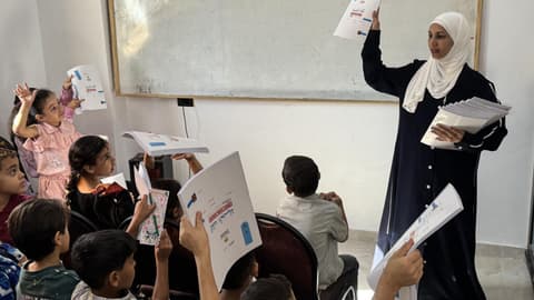 بعيدا عن أهوال الحرب... مدرسة مجانية في سيناء تمنح أطفالا نازحين من غزة فسحة أمل