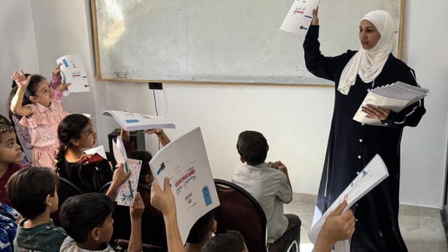 بعيدا عن أهوال الحرب... مدرسة مجانية في سيناء تمنح أطفالا نازحين من غزة فسحة أمل