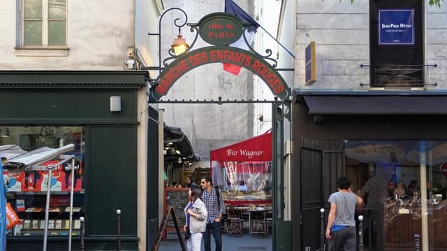 Fire burns down Paris's oldest covered food market