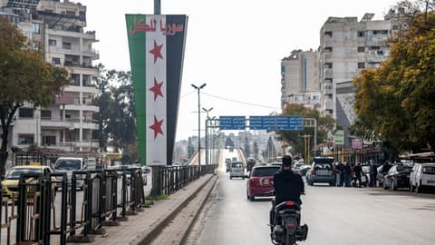 بينهم عنصر من وزارة الدفاع... أحكام بالإعدام والسجن لمدانين بالتورط في أحداث الساحل السوري
