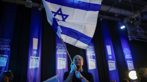 Israel election: Record turnout as Netanyahu and Eisenkot remain deadlocked