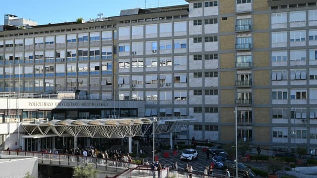 في اليوم الثاني من فترة تعافيه... البابا يقضي ليلة جيدة والأطباء يشيدون "بتطور طبيعي" لحالته