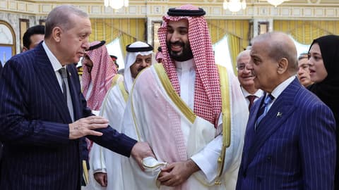 السعودية وباكستان وتركيا تفعّل اتفاقية "حلف مكة" وتقرر نشر "قوات وقدرات عسكرية" في المملكة