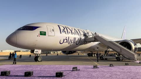 السعودية تعترض صواريخ حوثية ومطار الرياض يستأنف رحلاته وسط استمرار الهجمات