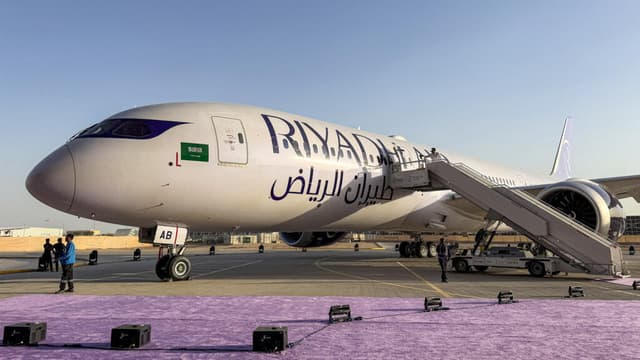 السعودية تعترض صواريخ حوثية ومطار الرياض يستأنف رحلاته وسط استمرار الهجمات