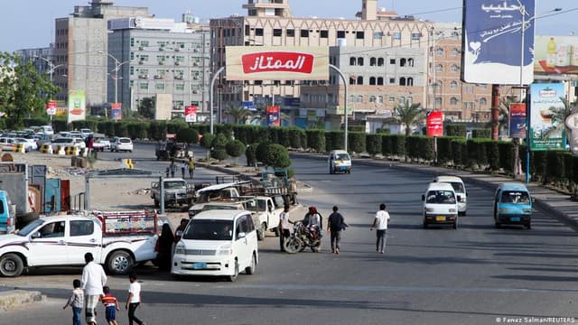 الحوثيون يستهدفون بالصواريخ قصر الرئاسة المؤقت في عدن وسقوط قتلى وجرحى