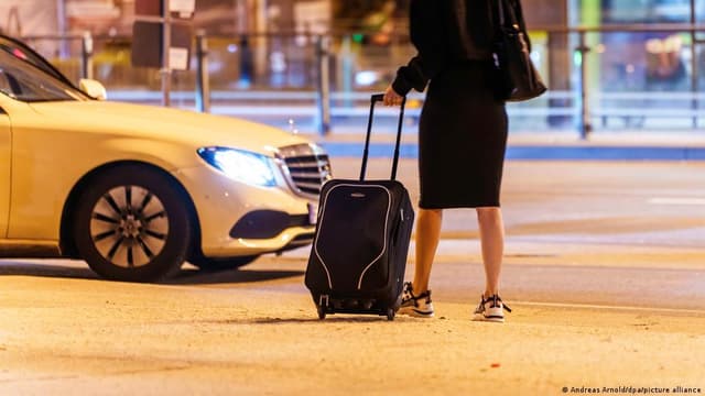 طلبت بيتزا عبر رقم الطوارئ فكشفت الشرطة نداء استغاثتها