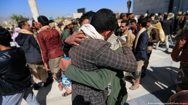 الحوثيون يعلنون الإفراج عن 159 من عناصر "القوات الحكومية اليمنية"