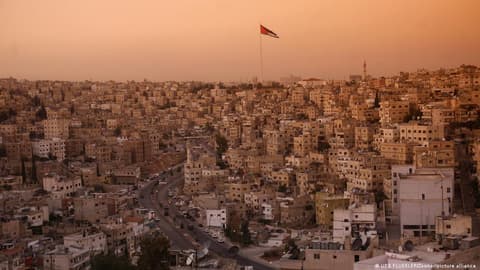 مقتل سبعة أشخاص وجرحى عدد آخر في إطلاق نار أثناء تشييع جنازة في كنيسة بالأردن.