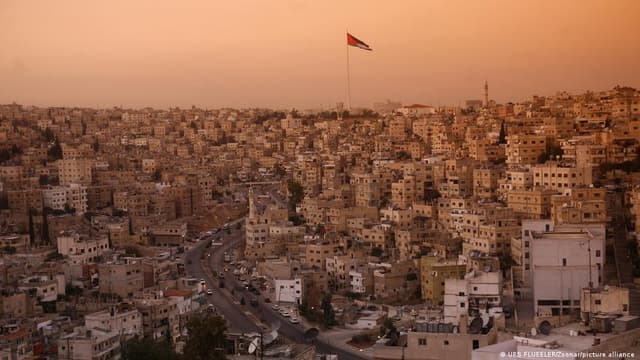 مقتل سبعة أشخاص وجرحى عدد آخر في إطلاق نار أثناء تشييع جنازة في كنيسة بالأردن.