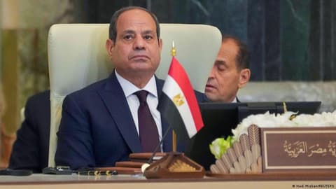 السيسي يستبعد البقاء في السلطة بعد عام 2030 ويؤكد الالتزام بالدستور