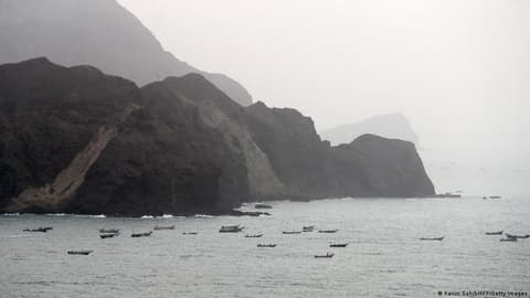 القوات الحكومية اليمنية تعلن السيطرة على باب المندب والحوثي ينفي