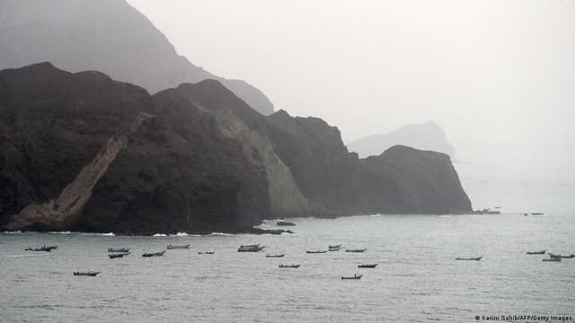 القوات الحكومية اليمنية تعلن السيطرة على باب المندب والحوثي ينفي