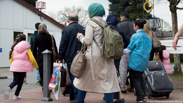 صندوق أوروبي تصفر به الريح .. نفاد الأموال يربك خطط برلين لتشجيع اللاجئين على العودة الطوعية