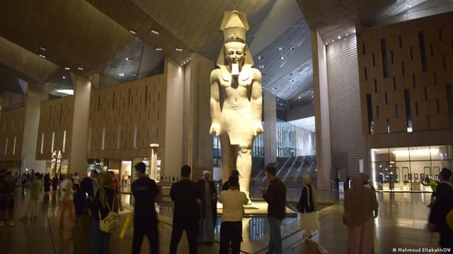 "حمّام الهنا يا جدو".. مصريون يعلقون على تنظيف تمثال رمسيس الثاني