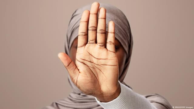 فنلندا: المحكمة العليا تبرئ ضابطان من تهمة نزع الحجاب قسراً واستخدام القوة.