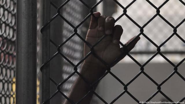 مصر: عشرات الصحافيين يعتصمون أمام النقابة احتجاجًا على اعتقال فريق "متصدقش"