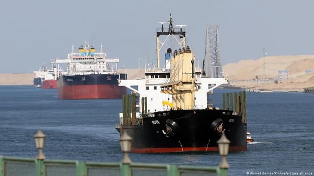 قناة السويس تحت ضغط التصعيد في البحر الأحمر.. أي خيارات أمام القاهرة؟