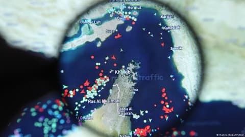 سیاری: تنگه هرمز بسته است، عبور باید با هماهنگی با ما باشد