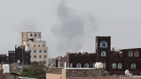 السعودية تشن غارات في صنعاء والحديدة وتتوعد الحوثيين بـ"عواقب"