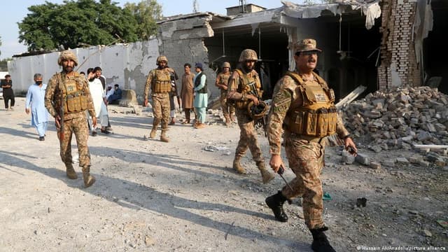Pakistan: Suicide attack at police stop kills at least 11