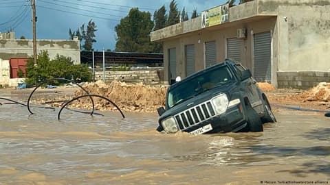 فيضانات غرب ليبيا تخلّف ضحايا.. ونشطاء يتهمون المسؤولين بـ"التقاعس"