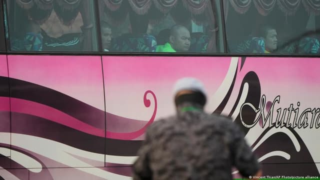 Malaysia repatriates Myanmar migrants despite UN warnings