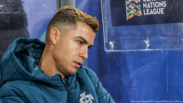 نهاية سيئة لأسطورة؟ ميسي اعتزل دوليا ورونالدو يترك منتخب بلاده غاضبا، فما الذي دار في الكواليس؟