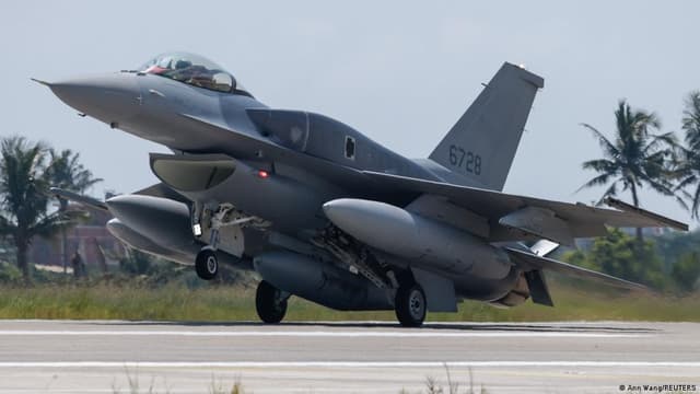 Taiwan: first new F-16V fighters arrive amid China threat