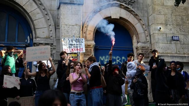 France: 400 schools closed as student protests continue