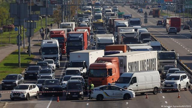 Ukraine: Kyiv bridges shut after fatal Russian drone assault
