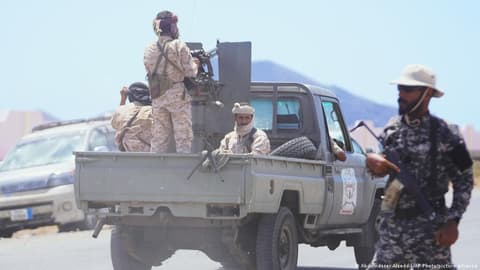 هجوم للحوثيين على مقر الحكومة في عدن والسعودية تتهم إيران بالتصعيد