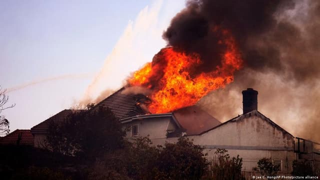 US: California wildfires destroy homes, leave thousands without power