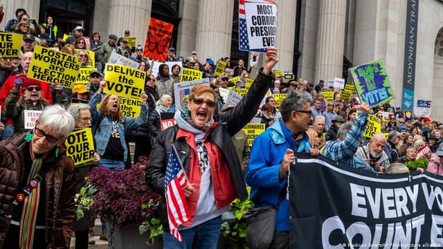 'No Kings' rallies push early voting ahead of US midterm elections