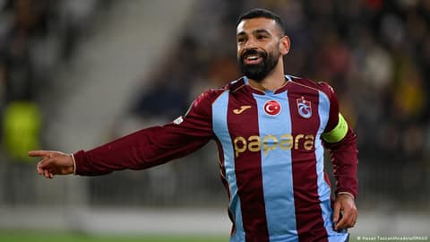 صخرة باسمه وفتيات يغنين له.. كيف تحول محمد صلاح إلى ظاهرة في تركيا؟