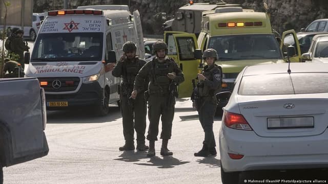 نتنياهو يأمر بإغلاق كامل للضفة ودعوات لتفكيك السلطة الفلسطينية، بعد هجوم استهدف جنودا إسرائيليين.