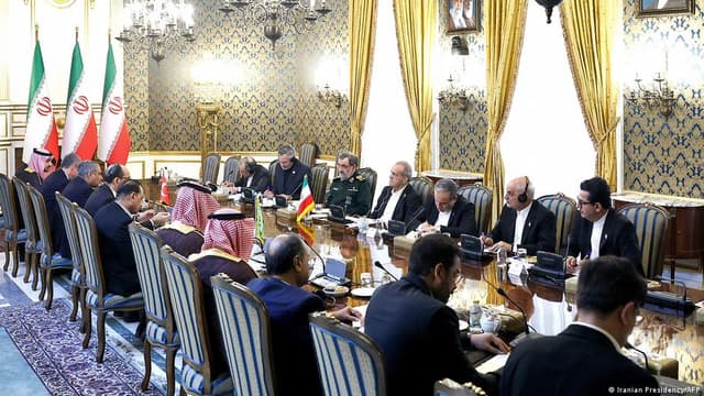 إيران تستضيف مسؤولين من دول "اتفاقية مكة" والحوثيون يواصلون الهجمات