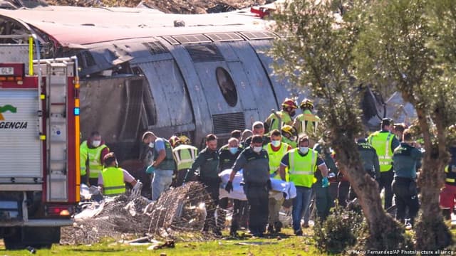 الثاني من نوعه هذا العام ... عشرات القتلى في تصادم قطارين في إسبانيا