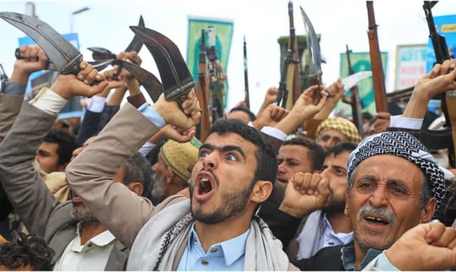 الحوثيون يختبرون ولاء الساحل الغربي اليمني بالتجنيد والجباية