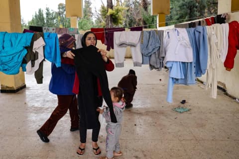 إخلاء مدارس صور لإطلاق العام الدراسي في لبنان يثير غضب النازحين