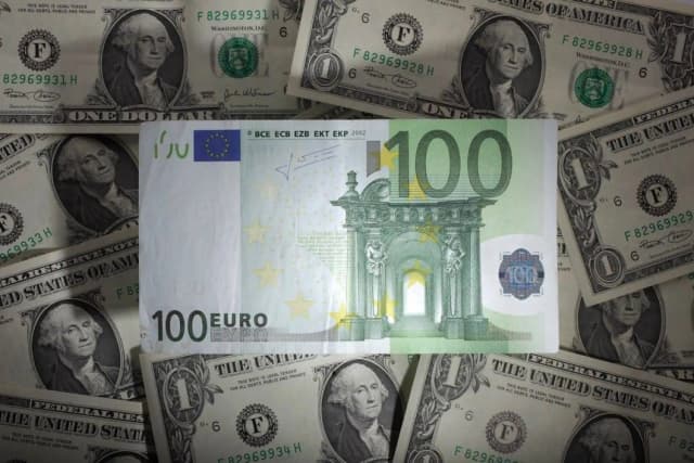اليورو يواجه اختباراً مزدوجاً بفعل صدمة الطاقة والمخاطر السياسية