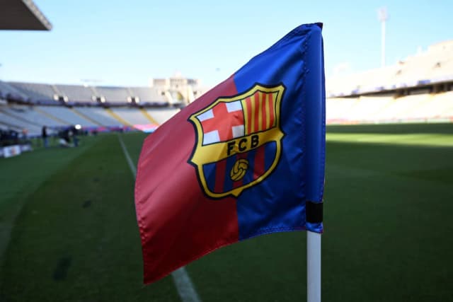 برشلونة يستهدف لاعبين تنتهي عقودهم لتعزيز صفوفه