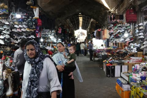 الإيرانيون تحت وطأة تكاليف متصاعدة بعد 7 أشهر من الحرب