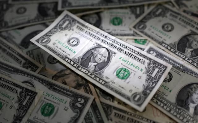 الدولار يتجه لأكبر مكسب شهري أمام اليورو في 14 شهراً